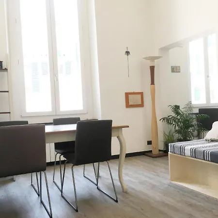 Piazza Erbe 5 * Genua